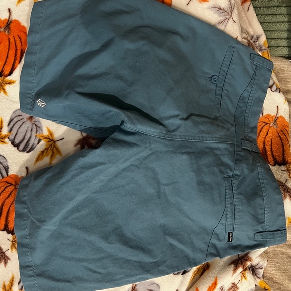 Excellent barely worn, 10" inseam, small white mark on left thigh - Picture 3 of 4